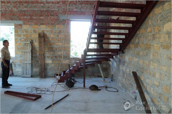 Фото - Лестница из профильной трубы своими руками — изготовление лестницы из металлического профиля (+фото)